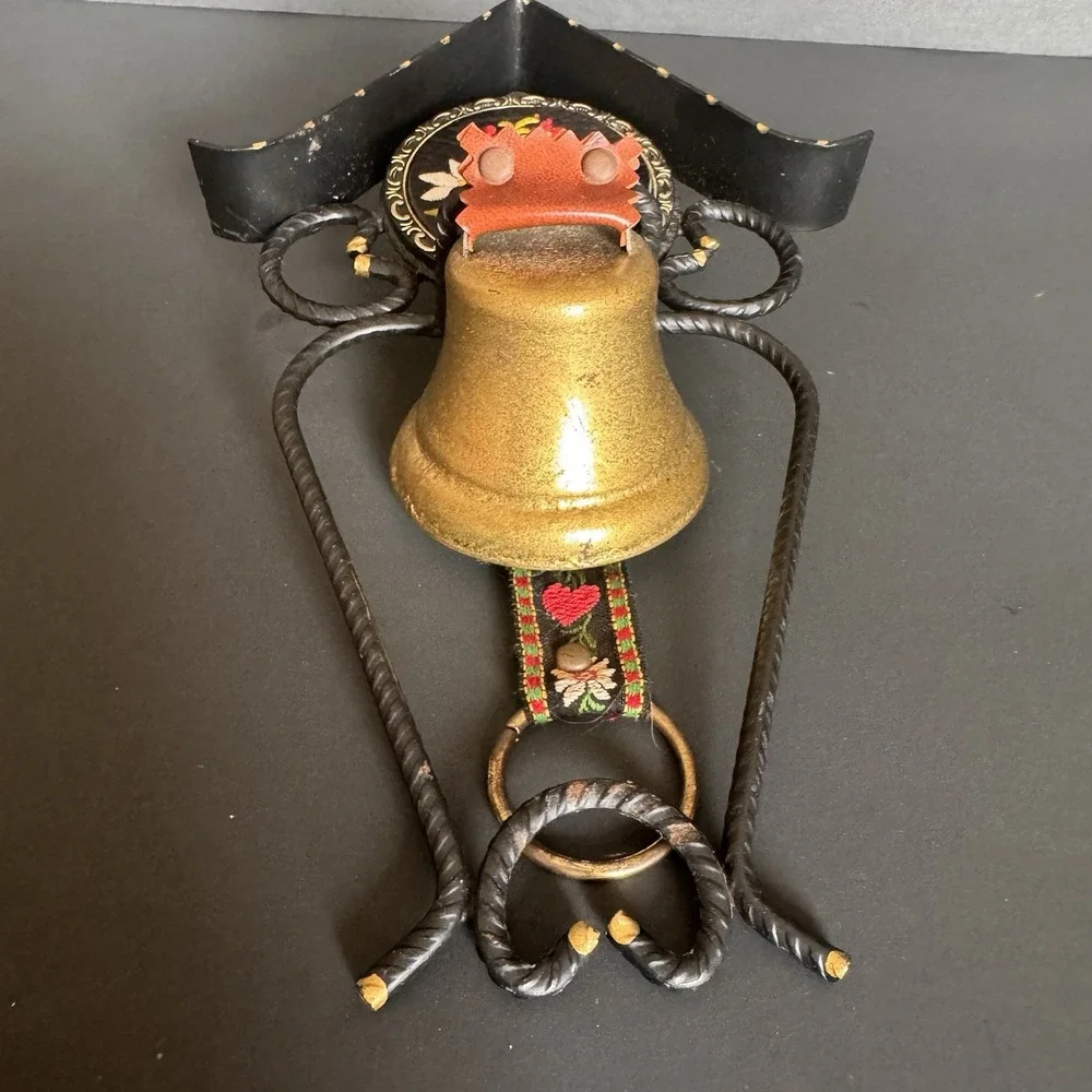 Vintage Swiss Echte Stickerei Brass Dinner Bell W/Embroidered 9